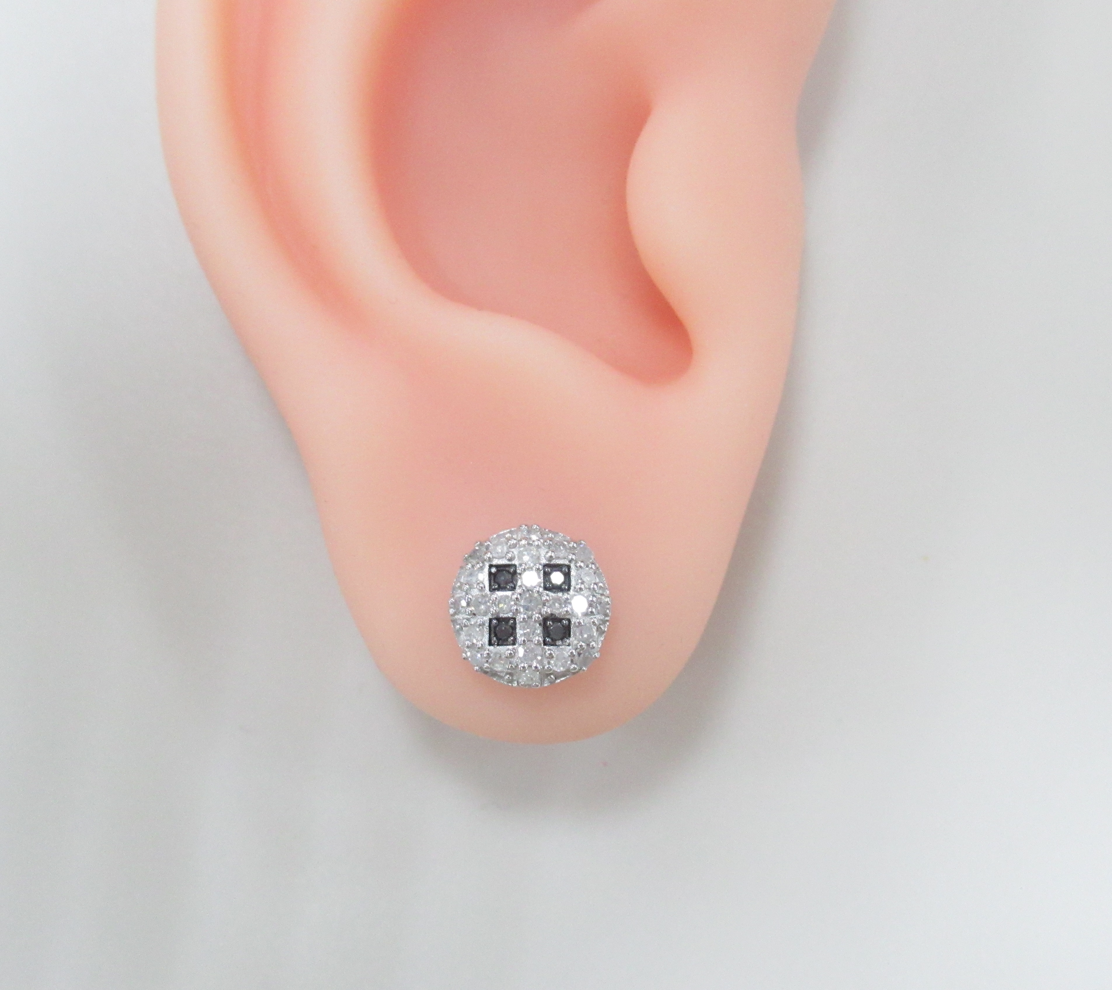 Серебряные серьги-пусеты с бриллиантами